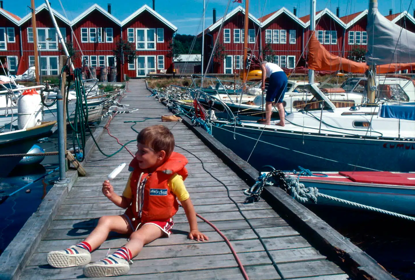 En lille dreng nyder en is i sommervarmen i Skagen. Coronakrisens grænselukninger får tilsyneladende interessen for at anskaffe sig en lystbåd til at stige i Danmark.