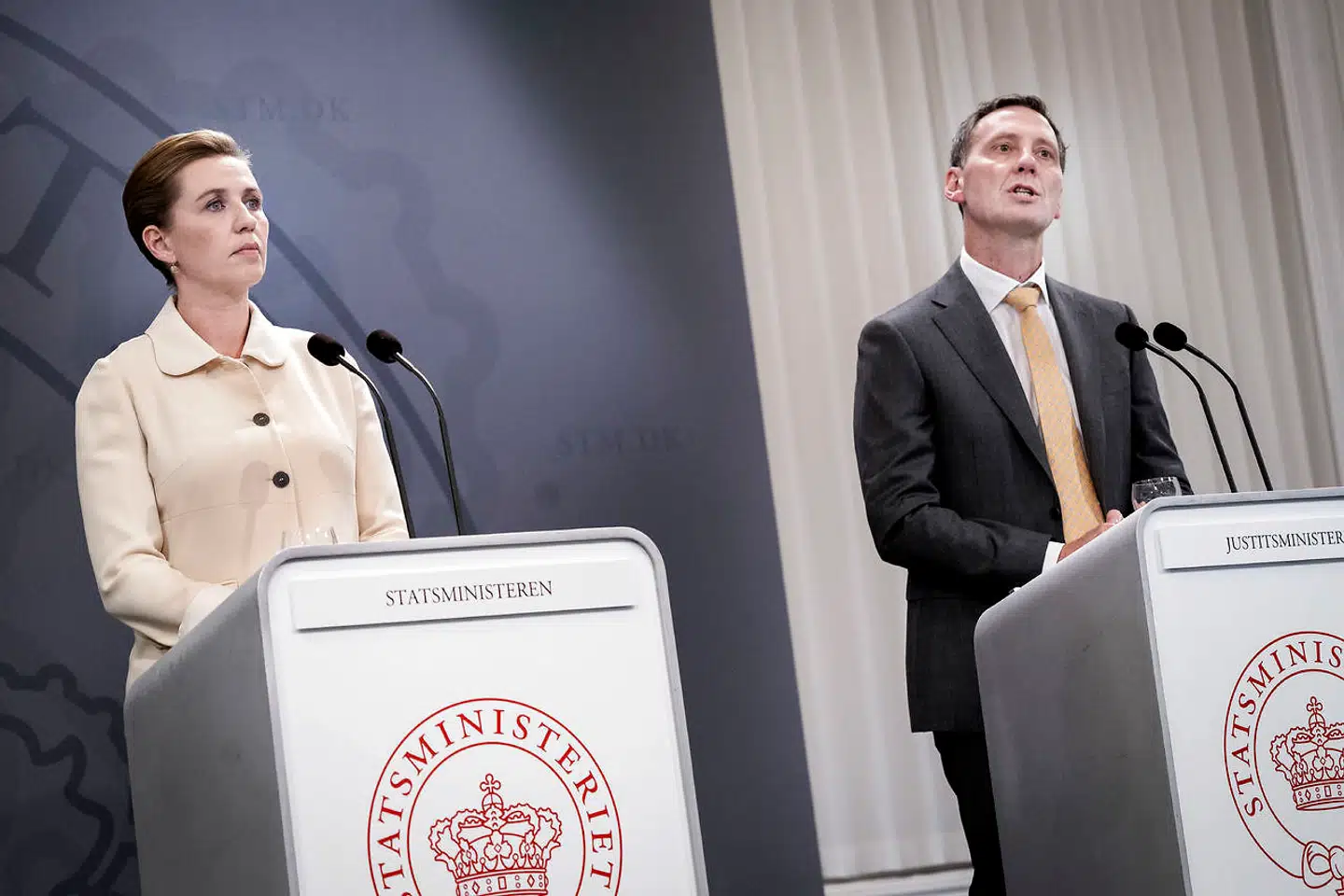 »De fleste mennesker kendte nok heller ikke til de rettigheder, politikerne har frataget dem,« skriver Esther Dora Rado. På billedet statsminister Mette Frederiksen og justitsminister Nick Hækkerup.