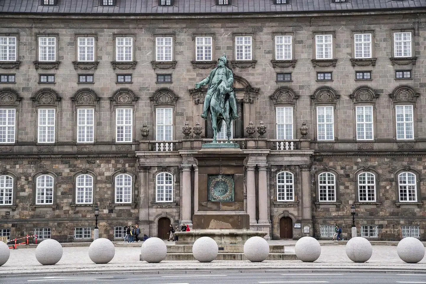 »Man siger, at liberalister kender prisen på alting, men værdien af ingenting. Det er lige omvendt med staten. Den kender og betaler aldrig prisen, men forstår den sande værdi af alting,« skriver Timme Bisgaard Munk.