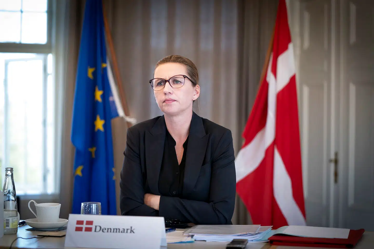 (Arkiv) Den danske regering er ifølge Børsen angiveligt på vej til at lempe på sine hårde krav til EUs budget. Danmark har ellers længe tilhørt det, der er blevet døbt »sparebanden« i EU. Her holder statminister Mette Frederiksen (S) videomøde med EU's stats- og regeringschefer om corona og genopretningsplan på Marienborg i Kongens Lyngby, torsdag den 23. april 2020. Foto: Liselotte Sabroe / Ritzau Scanpix