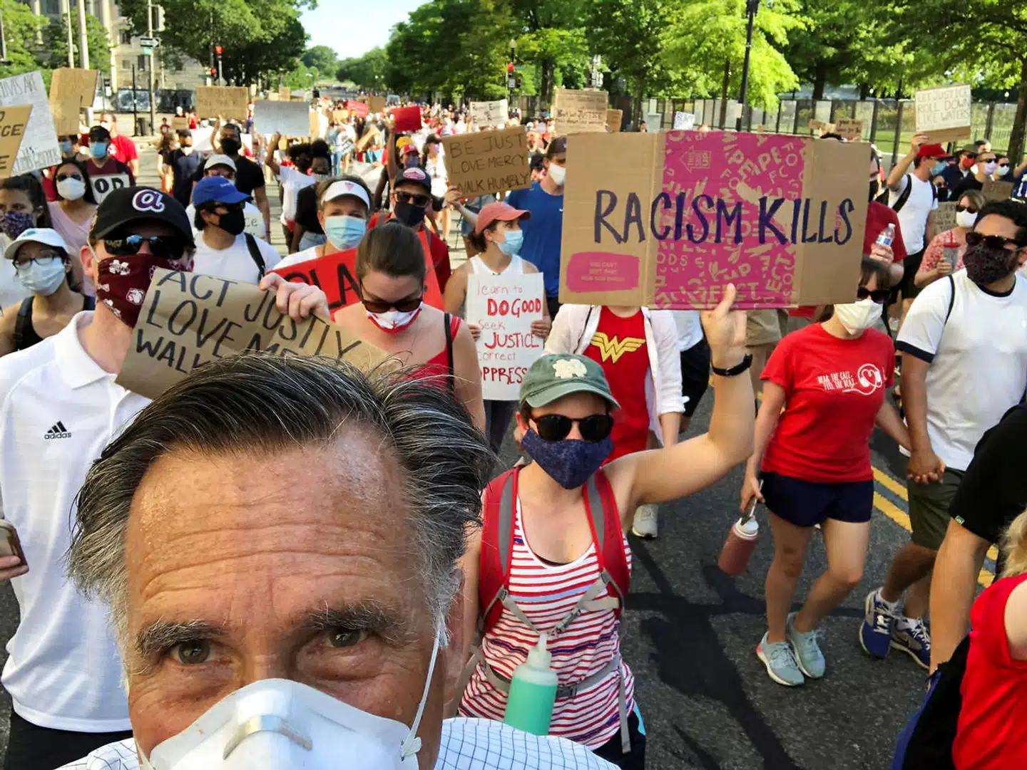 Republikanernes tidligere præsidentkandidat senator Mitt Romney gik søndag i Washington D.C. med i march imod raceulighed i kølvandet på drabet på George Floyd under en anholdelse i Minneapolis.