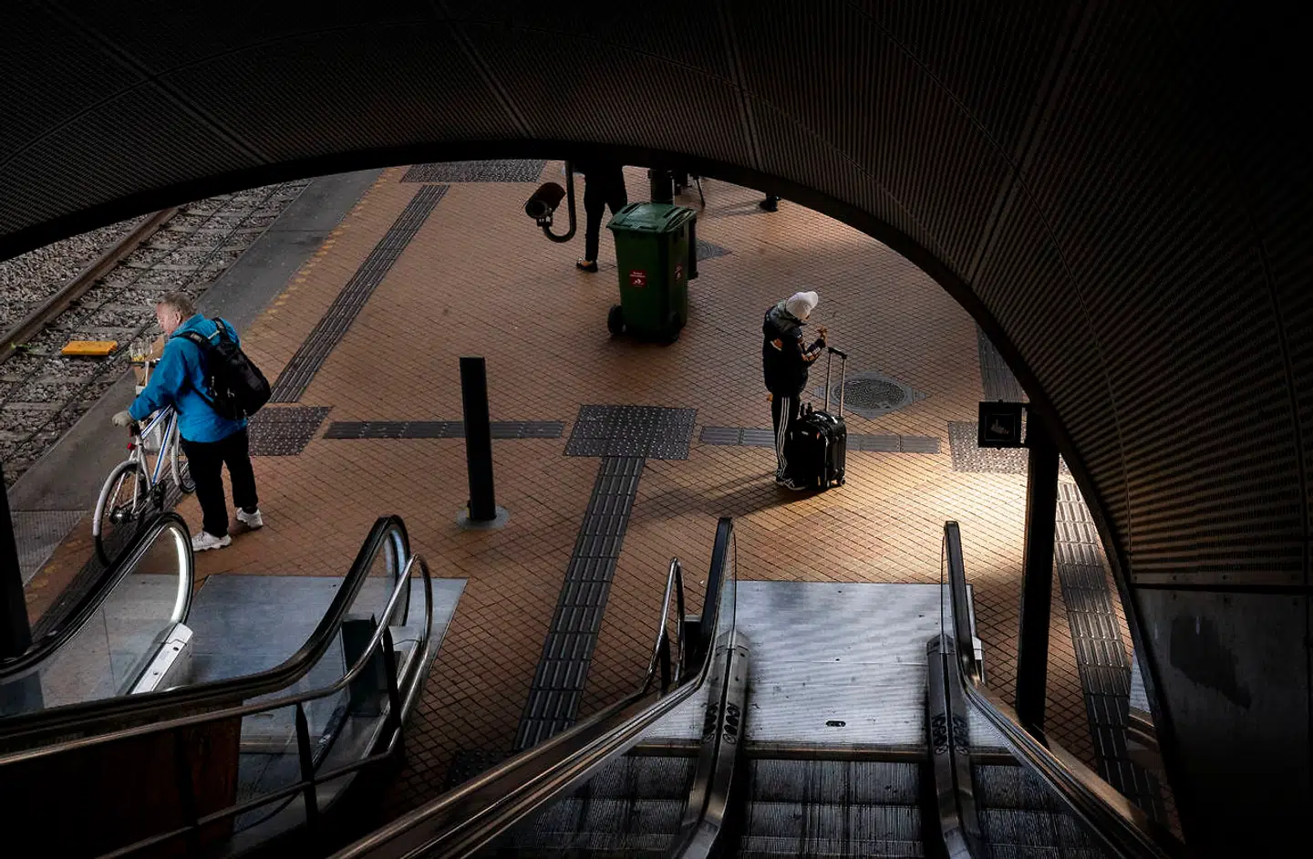 Hvad er logikken i, at man sidder tæt sammen i toget, når man i biografteatre skal sidde i afstand af ét sæde fra personer, der ikke er i samme selskab? spørger Rose Nira Glad.