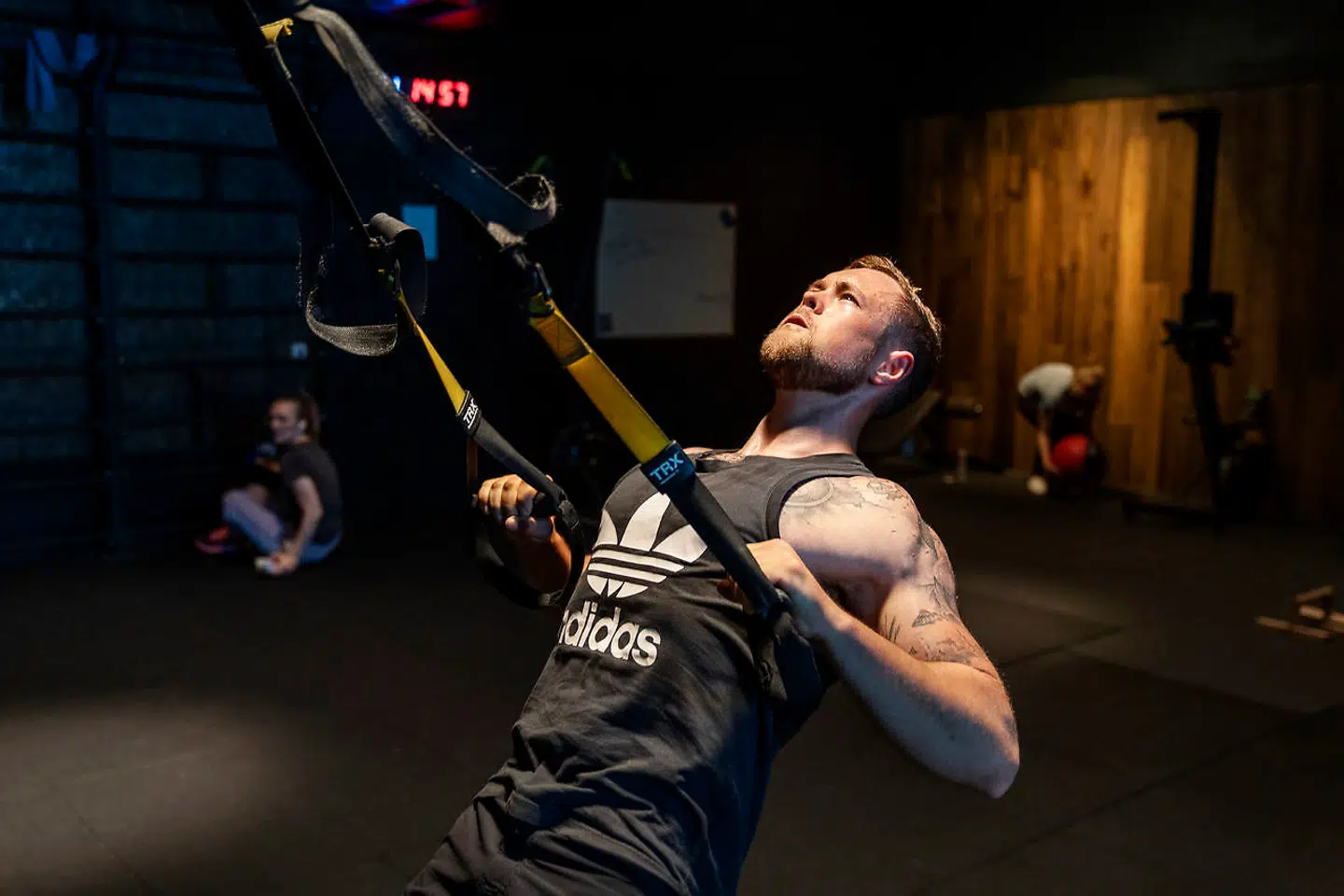 Mandag kunne fitnesscentrene igen lukke dørene op for træningshungrende danskere. Et af dem er Repeat på Åboulevarden i København. Her er Mikkel Altmann glad for igen at kunne løfte vægte.