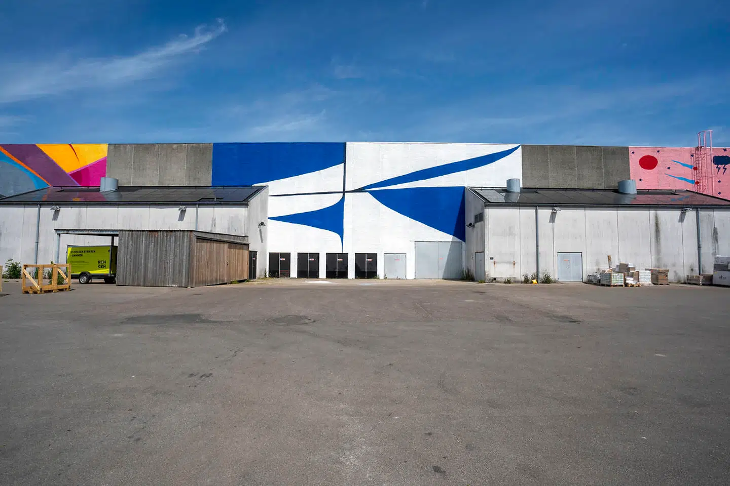 Mathias Malling Mortensen arbejder mere minimalistisk end de andre seks kunstnere Det havde været interessant, hvis værkerne var mere i dialog med hinanden.