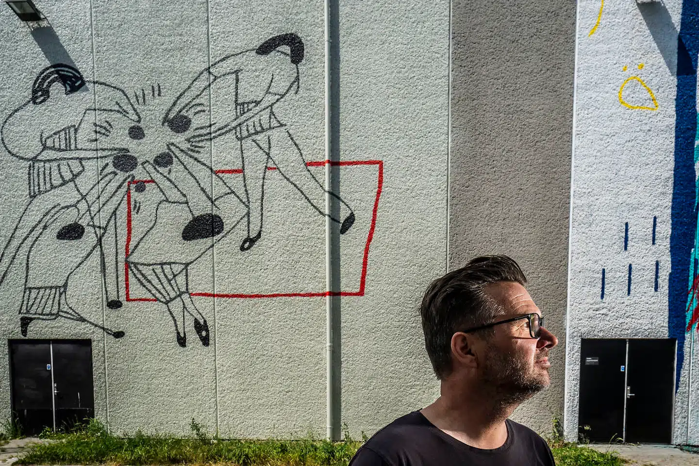 Det er samleren og kuratoren Jens-Peter Brask, der står bag projektet i Valby. Her er han ved Anna Blume Stahns værk.