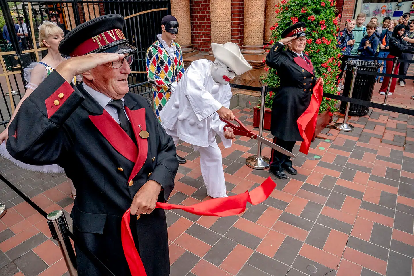 Tivoli åbnede mandag for 2020-sæsonen efter at have været lukket pga. covid-19. Pjerrot klippede snoren.