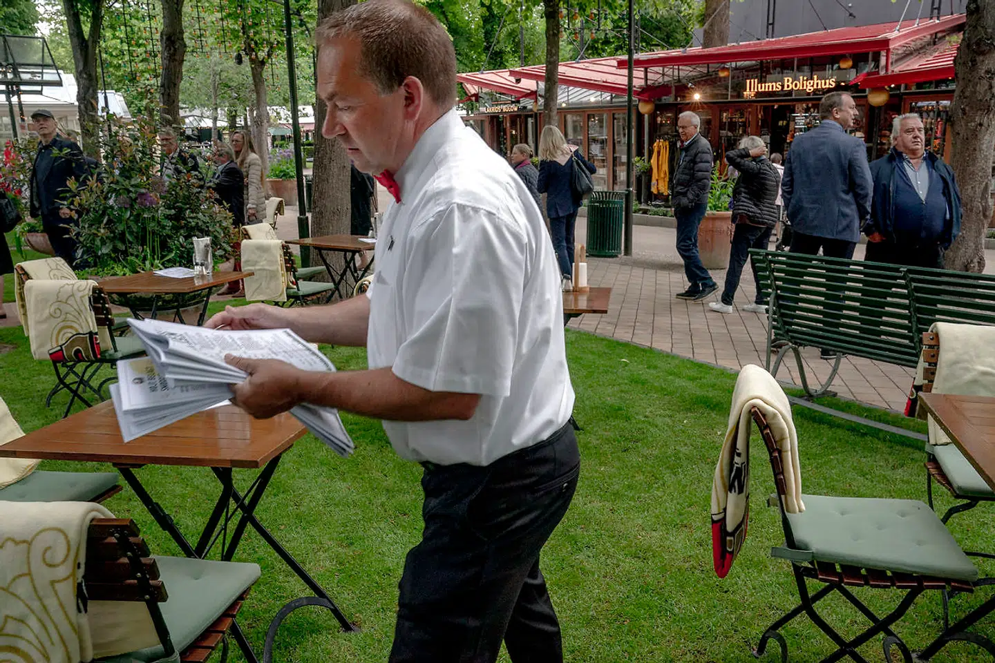 I den ikoniske smørrebrødsrestaurant Grøften dækkes der op til gæster på restaurantens første åbningsdag efter nedlukningen.