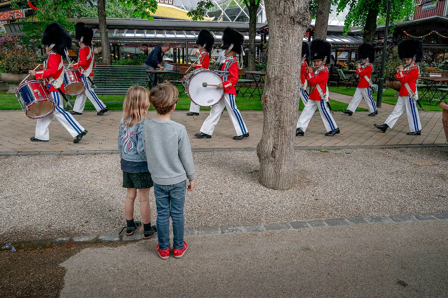 På grund af coronanedlukningen har gardisterne været nødt til at øve derhjemme. Men det er nu bedst at gøre det i selskab med de andre, fortæller drengene.