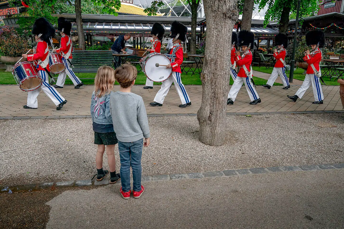 På grund af coronanedlukningen har gardisterne været nødt til at øve derhjemme. Men det er nu bedst at gøre det i selskab med de andre, fortæller drengene.