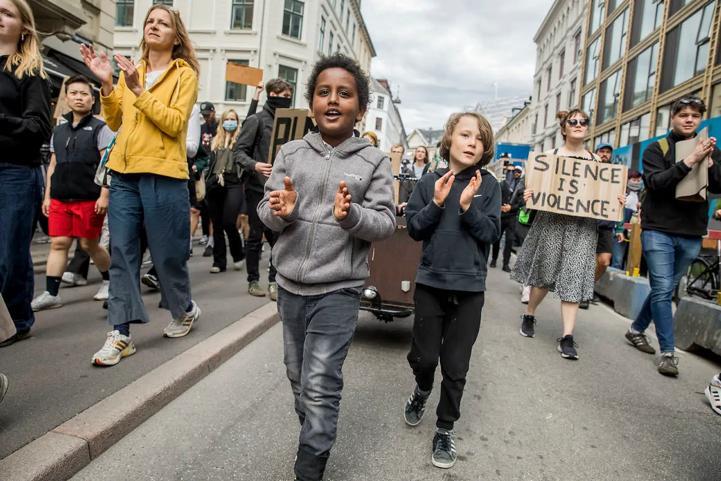 Anton (tv.) og Frej på otte år har kendt hinanden siden børnehaven og er med i Black Lives Matter-demonstration søndag.