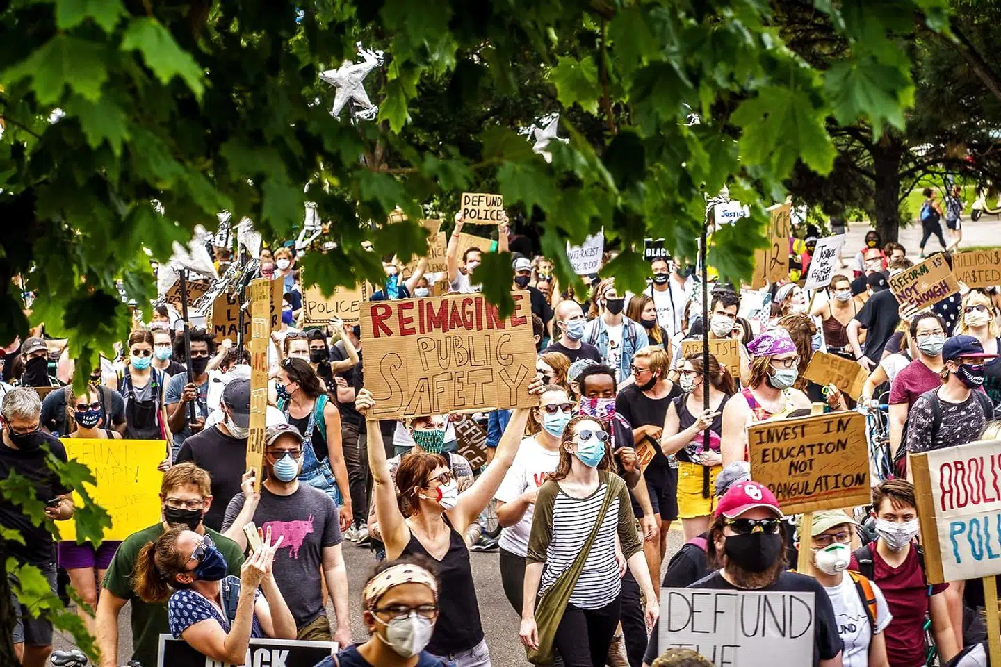 Tværs over USA har demonstranter protesteret mod politivold mod sorte og systemisk racisme i de seneste to uger. Nu begynder storbyernes lokalpolitikere at lytte. Flere byer varsler, at de vil beskære politiets budgetter.