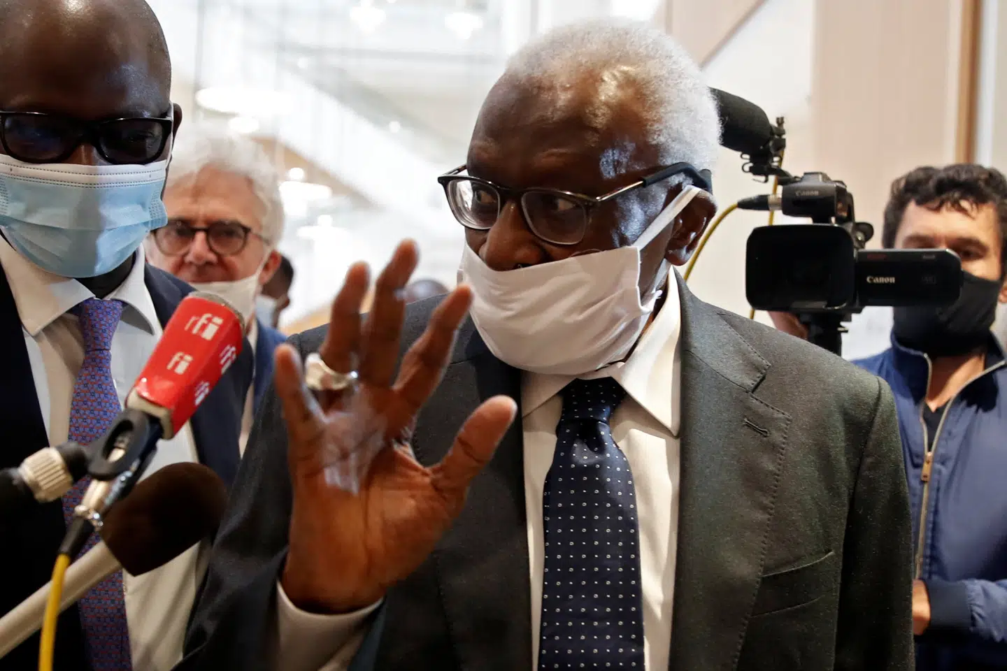 Lamine Diack var iført maske, da han mandag mødte op i retten i Paris. Gonzalo Fuentes/Reuters
