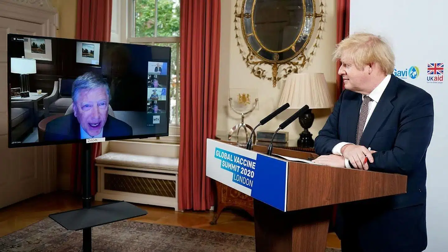 Også den britiske premierminister, Boris Johnson, benytter videotjenesten Zoom – her i en samtale med Microsoft-stifter Bill Gates på et møde om vacciner til hele verden.