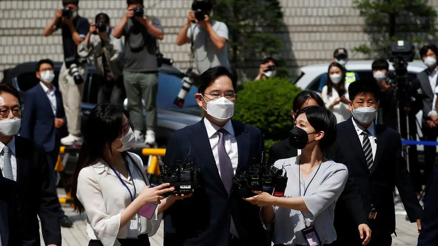 Samsung-kronprins Jay Y. Lee ankommer mandag morgen til retten i Sydkoreas hovedstad, Seoul, hvor en ny sag om regnskabssnyd og aktiemanipulation er rejst mod ham.