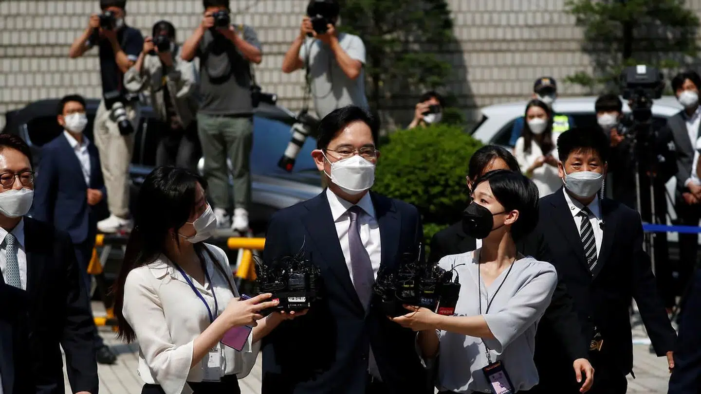 Samsung-kronprins Jay Y. Lee ankommer mandag morgen til retten i Sydkoreas hovedstad, Seoul, hvor en ny sag om regnskabssnyd og aktiemanipulation er rejst mod ham.