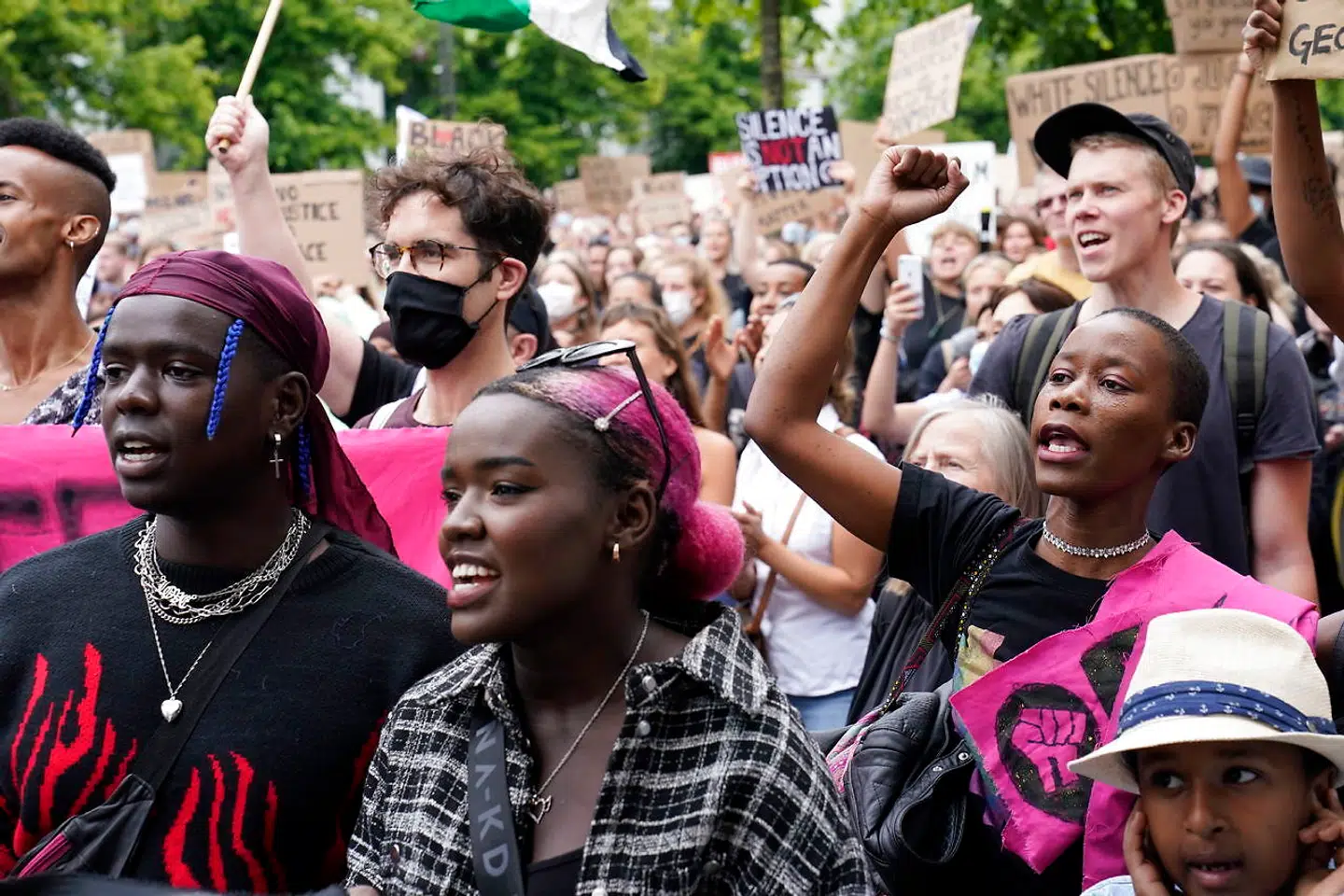 Black Lives Matter demonstration foran den amerikanske ambassade søndag den 7. juni 2020. Den 46-årige George Floyd mistede livet på hospitalet, efter at en hvid politibetjent havde presset sit knæ mod mandens hals i flere minutter i forbindelse med en anholdelse.