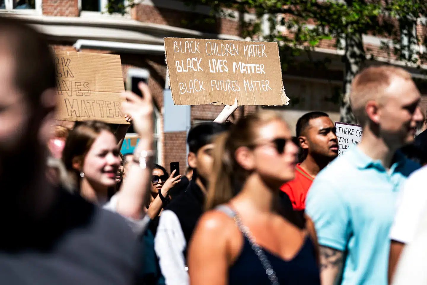 12.000 deltager ifølge facebook Black Lives Matters demonstration søndag, og det kan, ifølge eksperter, sætte gang i smittekæder, hvis demonstranterne ikke er forsigtige.