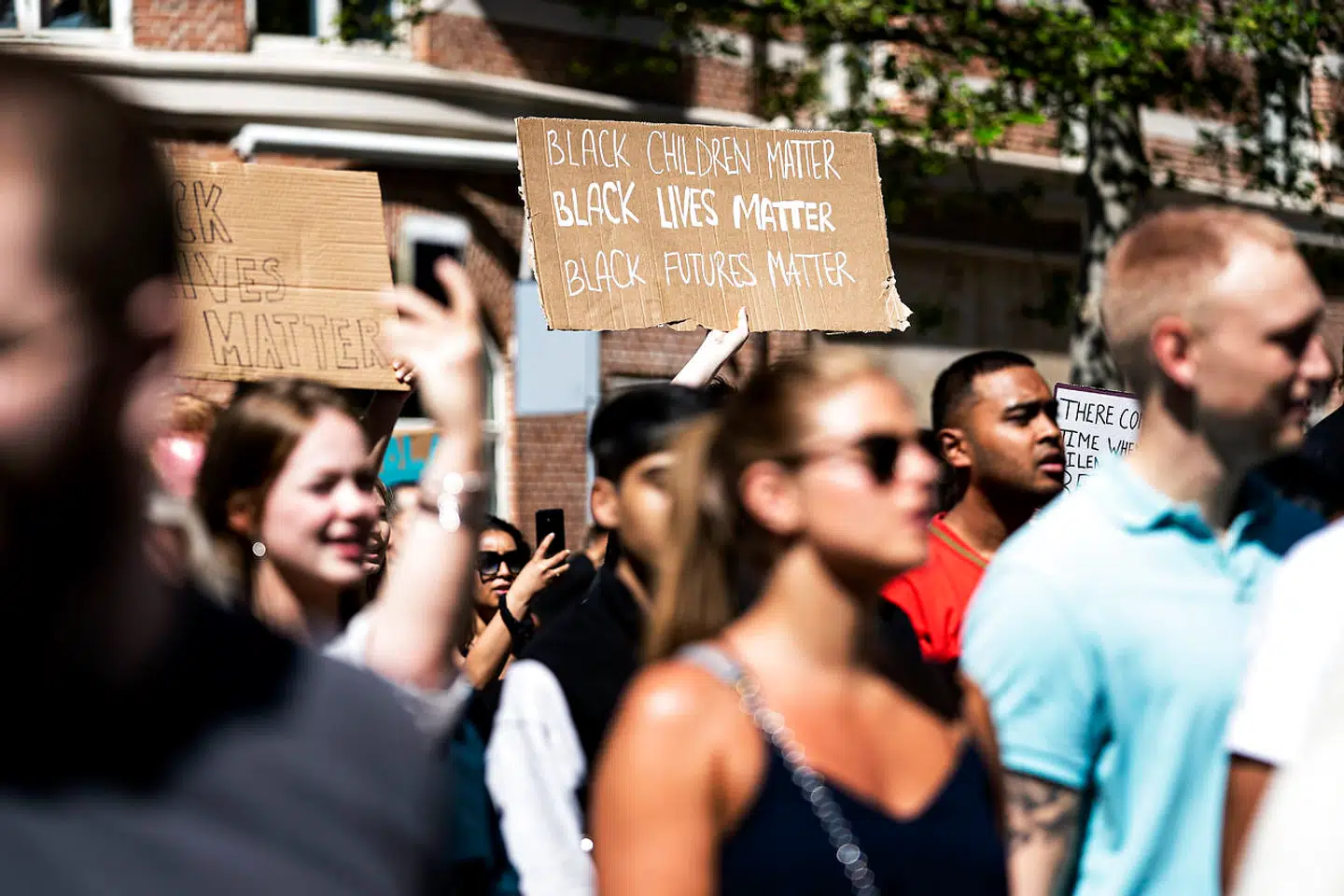 12.000 deltager ifølge facebook Black Lives Matters demonstration søndag, og det kan, ifølge eksperter, sætte gang i smittekæder, hvis demonstranterne ikke er forsigtige.