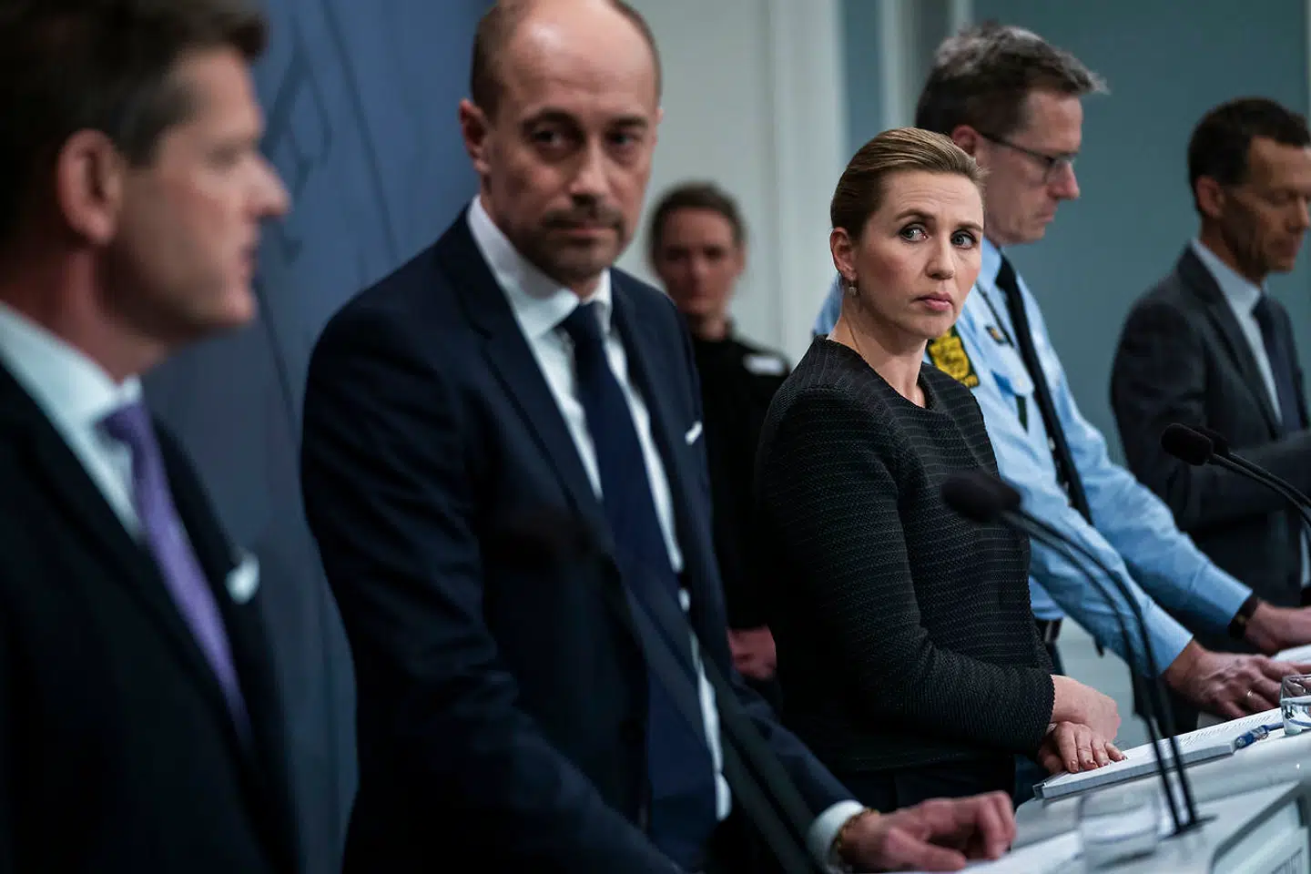 »Det er myndighedernes anbefaling, at vi lukker al unødvendig aktivitet ned på de områder i en periode. Vi anlægger med andre ord et forsigtighedsprincip,« sagde statsminister Mette Frederiksen ved det nu historiske pressemøde 11. marts, hvor Sundhedsstyrelsens direktør Søren Brostrøm deltog som repræsentant for sundhedsmyndighederne.