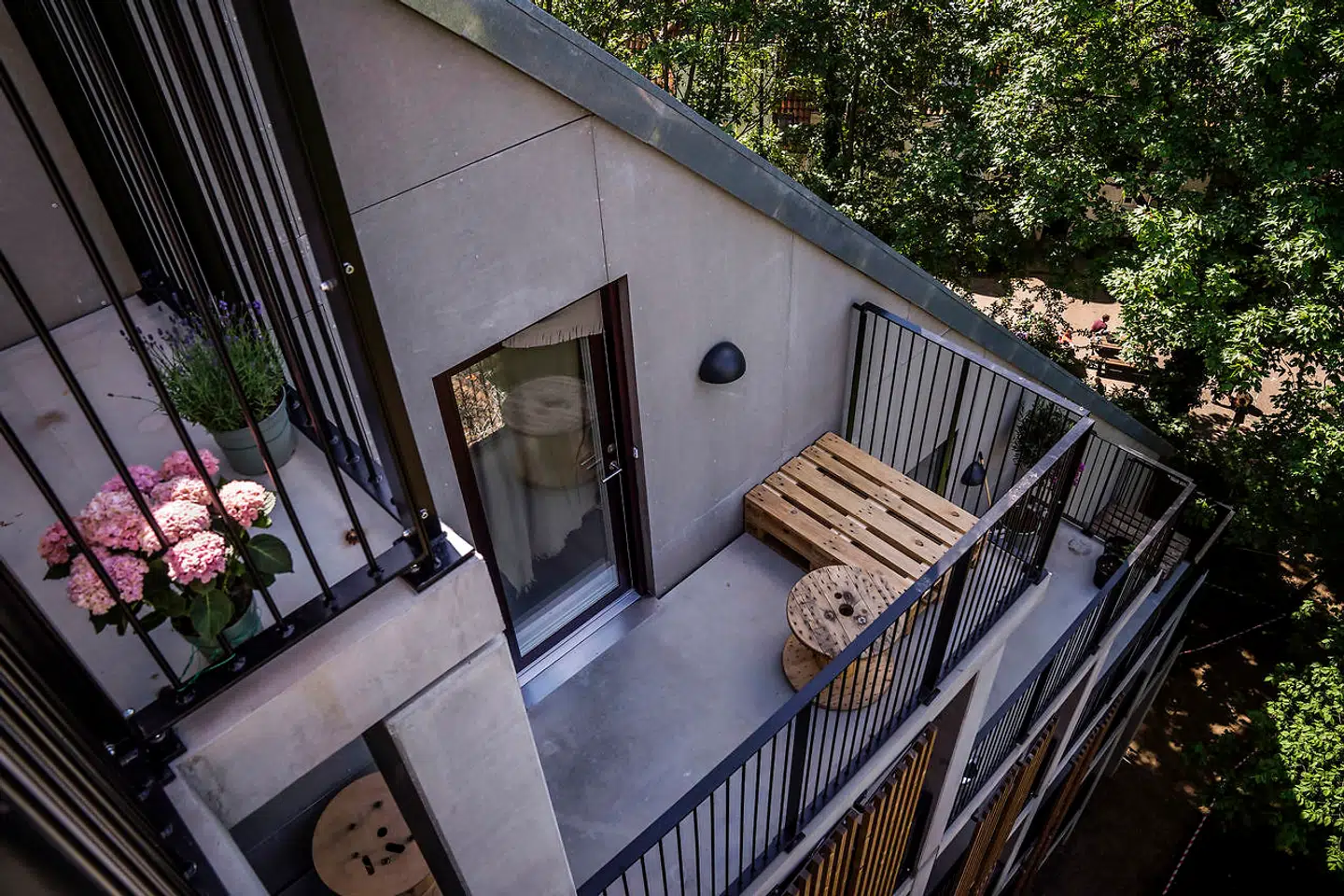 Svalegangene fungerer i praksis som uderum og altaner for de enkelte lejligheder.