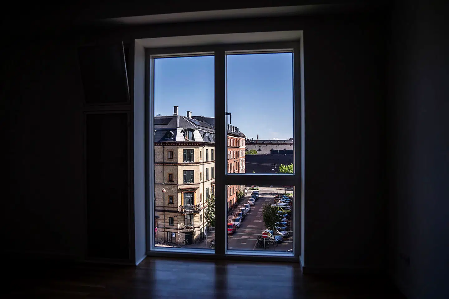 I lejlighederne går vinduerne helt ned til gulvet. De tre lag glas beskytter mod trafikstøjen, og en snedig luftsluse lukker »frisk« luft ind.