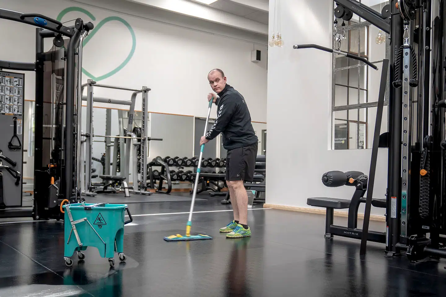 Claus Sloth har som resten af landets fitnesscenterejere fået besked på at lukke. Nu må fitnesscentrene genåbne – under nye forhold.