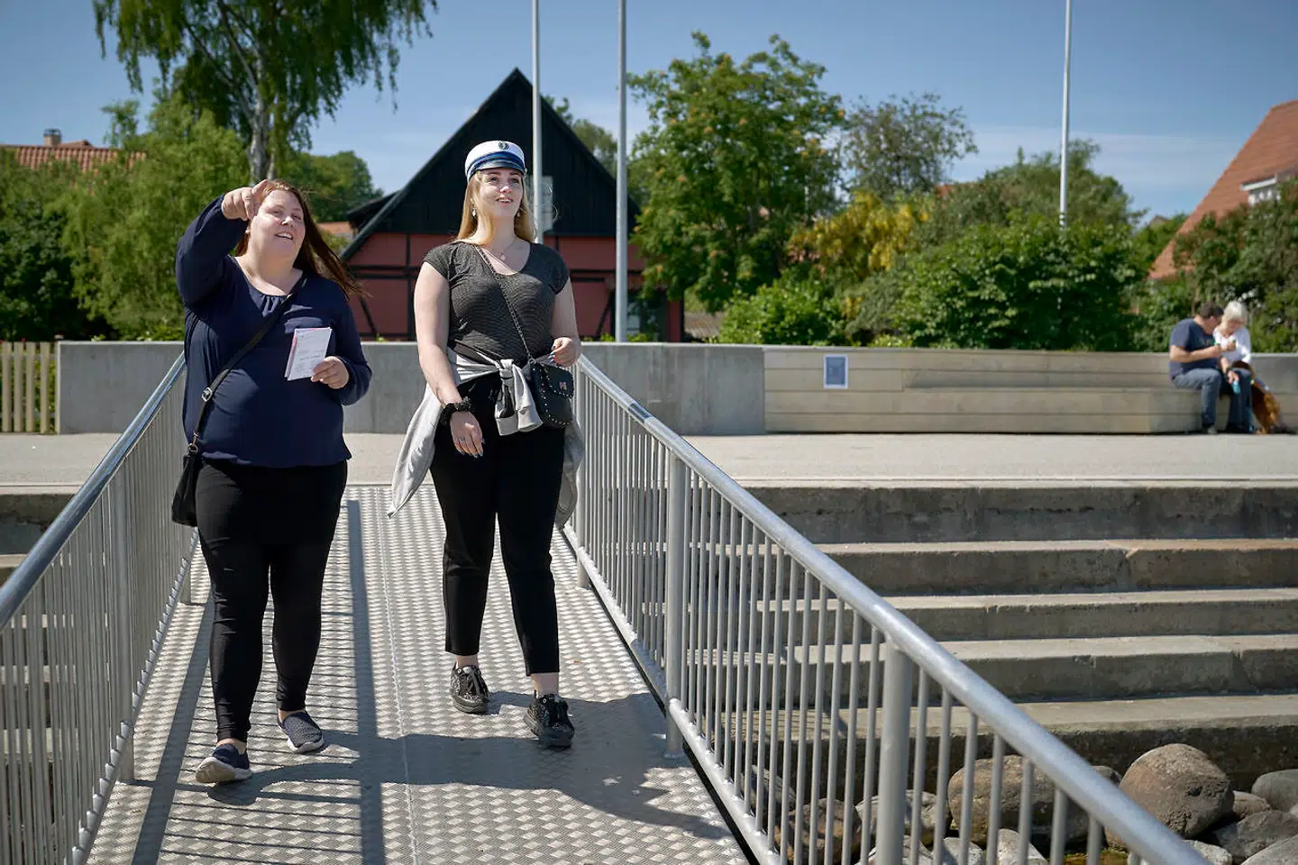 »Jeg havde brug for at komme ud og møde nogle andre mennesker. I den her tid har jeg virkelig fundet ud af, hvor vigtigt samvær med andre mennesker er for mig,« siger Mia Krogh (tv.), der her går Corona Camino med Simone Koch Lundholm Jensen.