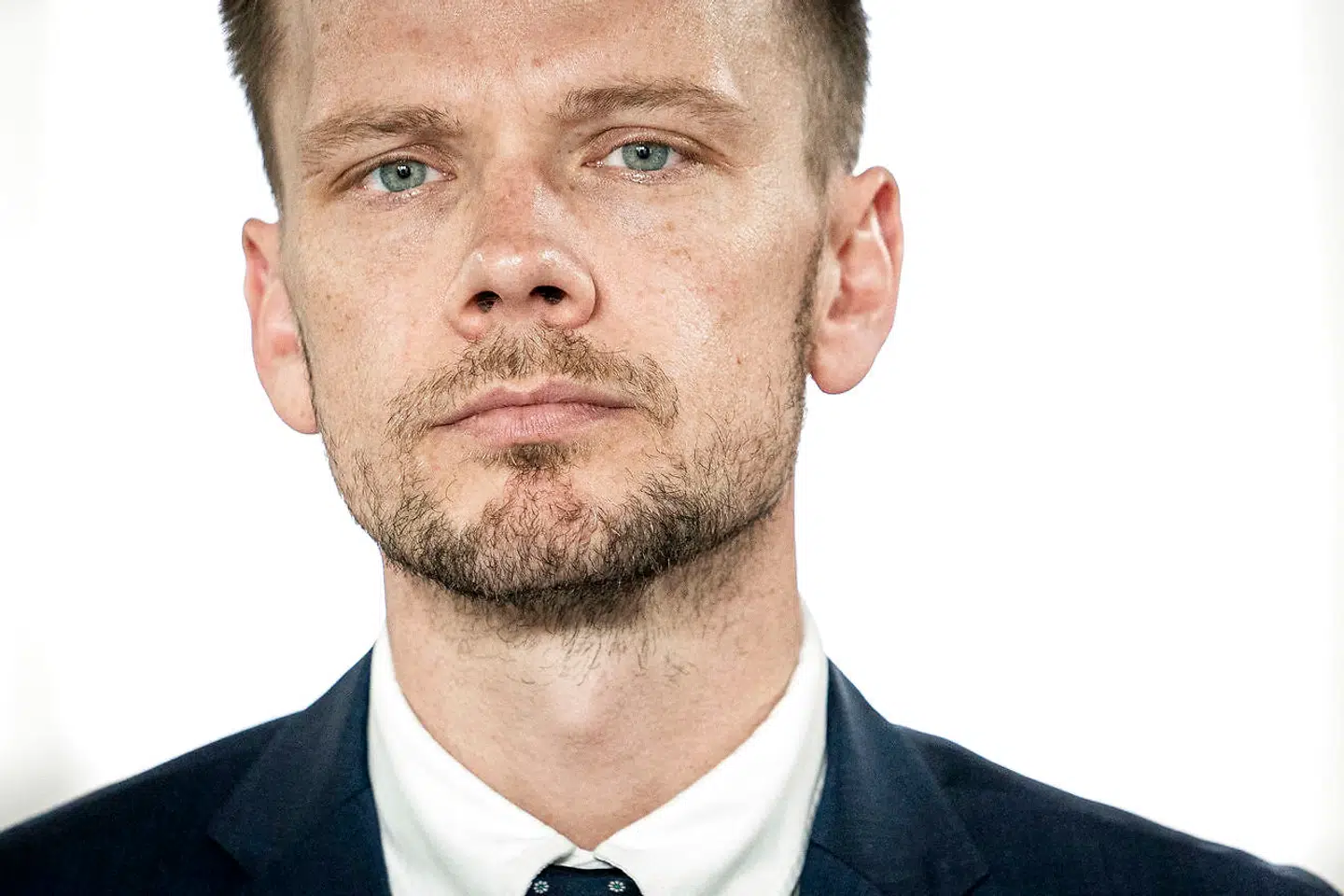 »Vi har en arbejdsstyrke, der i stigende grad ikke matcher det jobmarked, der venter i fremtiden. En hel del af dem, der på det seneste er blevet ledige, har en kort eller ingen uddannelse, og derfor er tanken at slå to fluer med et smæk og ruste dem til jobmarkedet på den lange bane,« siger beskæftigelsesminister Peter Hummelgaard.