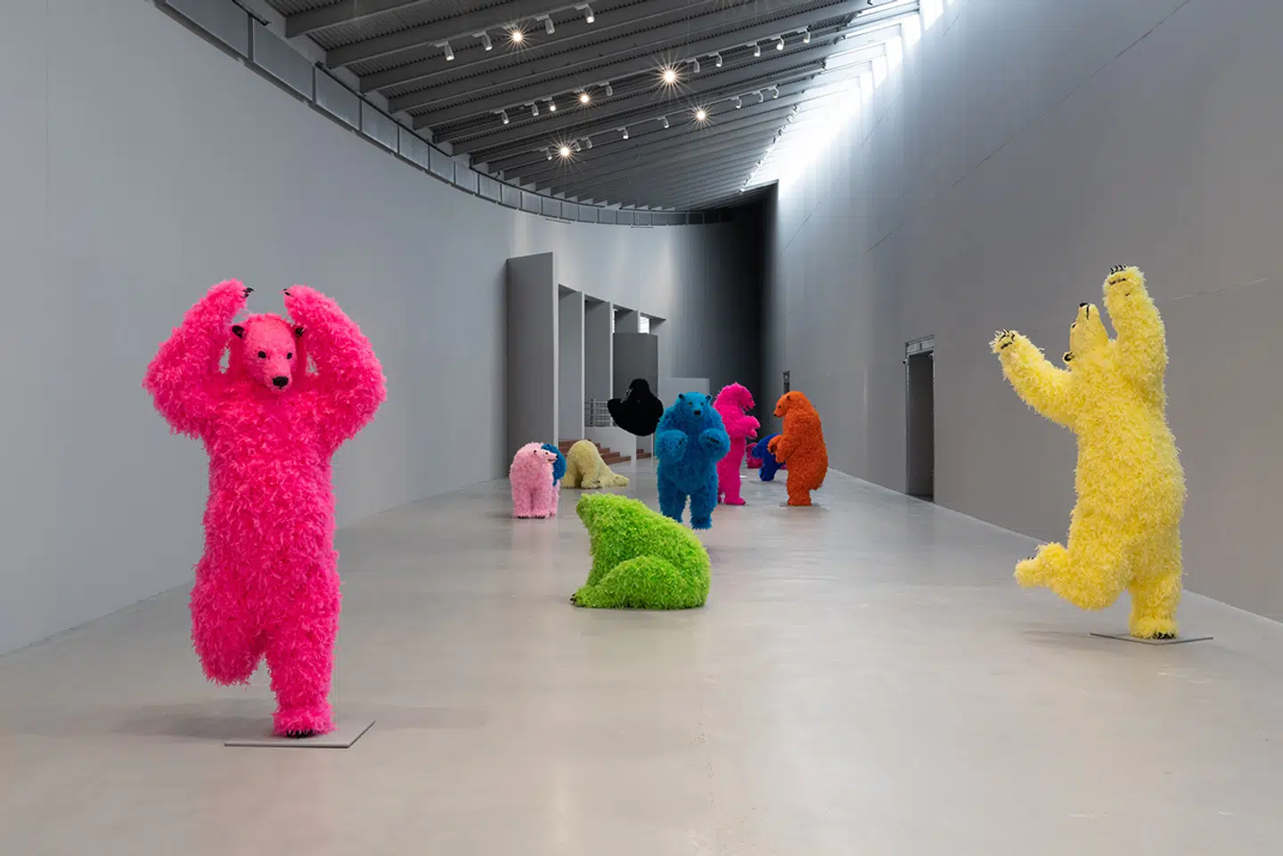 Som en optakt til udstillingen »Dyr i kunsten« viser Arken i sin såkaldte kunstakse tillige en udstilling af Paola Pivi med titlen »We are the Alaskan Tourists«. De farlige rovdyr ser søde og plyssede ud. Men kommer man tættere på de enkelte skulpturer, fornemmer man, at det er de på ingen måde.