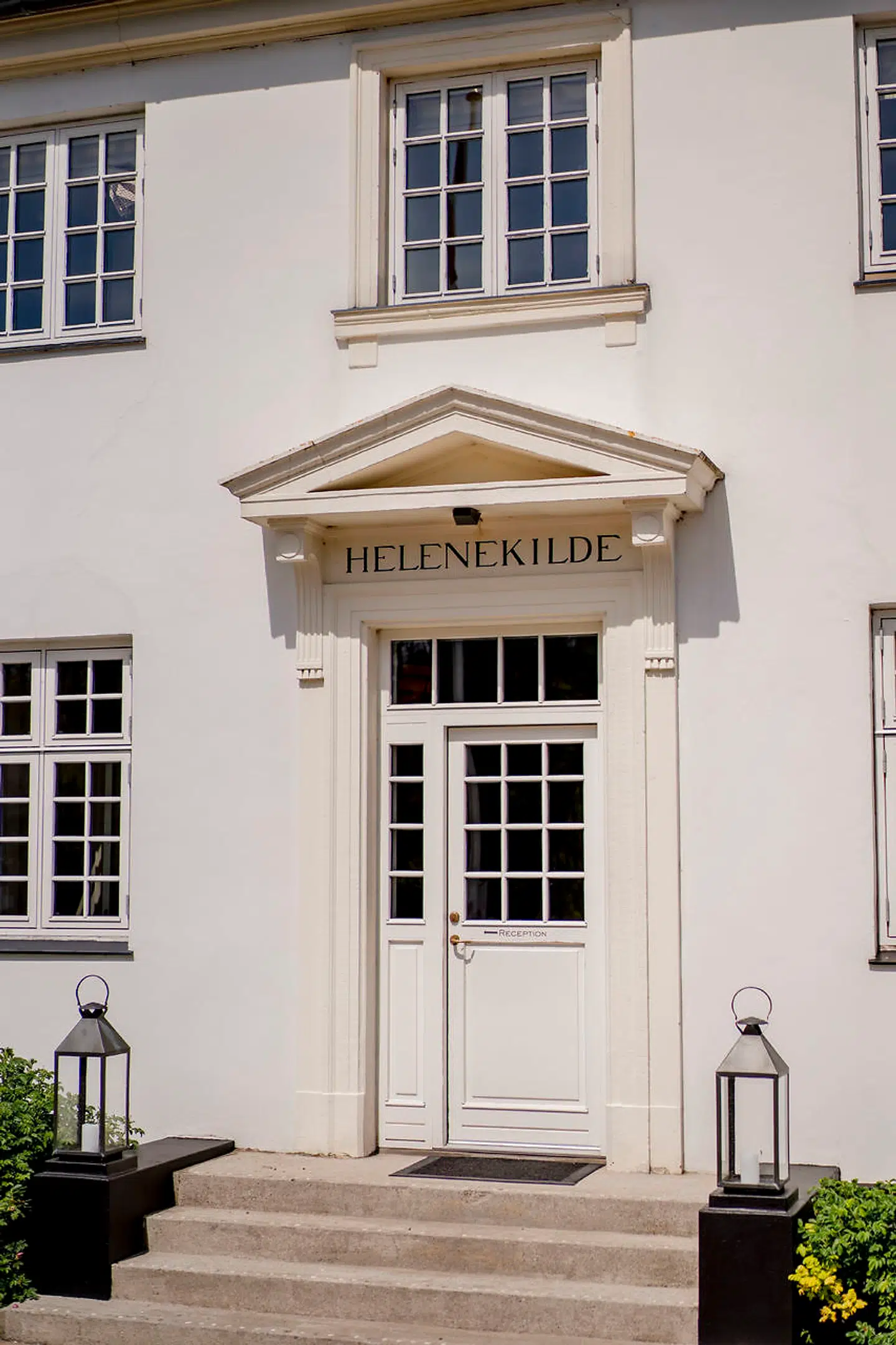 Bygningen er fra 1886 og har siden 1904 fungeret som badehotel. Der er dog bygget en del til siden da.