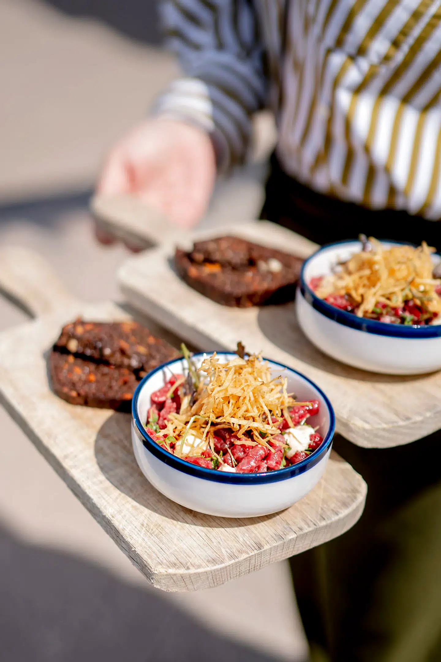 Frokosten består af blandt andet tatar og smørrebrød.