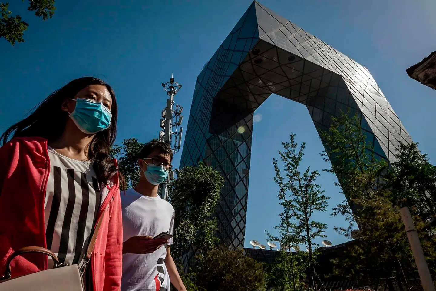 Bygningen på billedet er det kinesiske stats-TV CCTVs hovedkvarter i Beijing. Mediemastodonten får nu tilsyneladende strammet sine vilkår i USA.