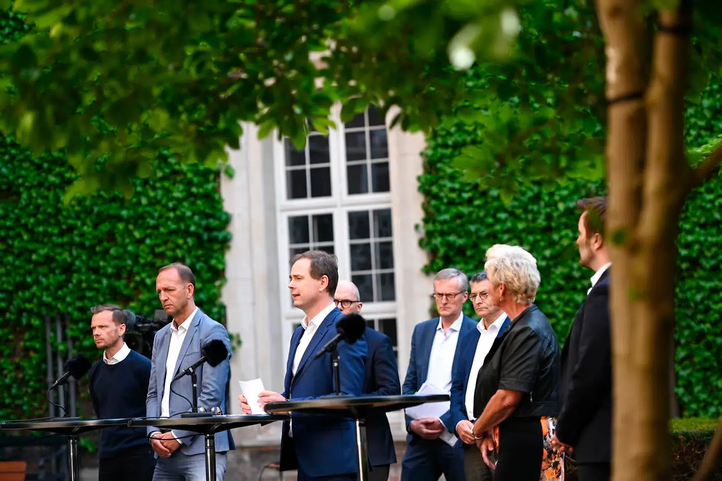 Finansminister Nicolai Wammen (S), erhvervsminister Simon Kollerup (S), beskæftigelsesminister Peter Hummelgaard (S), formand for Fagbevægelsens Hovedorganisation Lizette Risgård og administrerende direktør i Dansk Arbejdsgiverforening Jacob Holbraad var alle tilstede ved pressemødet om udfasning af lønkompensationsordningen.