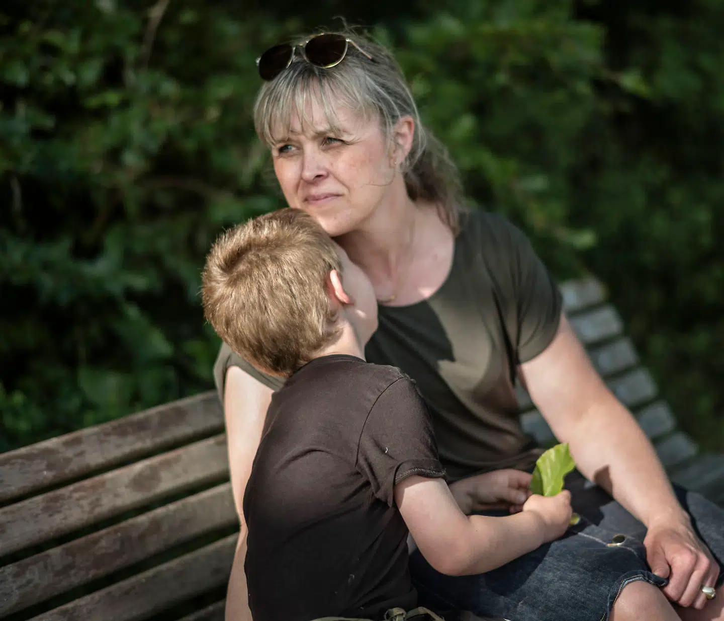 Mads Bjørn på seks år er blevet angst for bakterier under coronakrisen. Pædagogerne i børnehaven har måttet fjerne håndspritten fra ham, og han kan gå i panik, hvis han fornemmer, at nogen ikke har vasket hænder. Selv om han har fået det bedre, er angsten langtfra væk, og nu skal han begynde at tale med en psykolog.