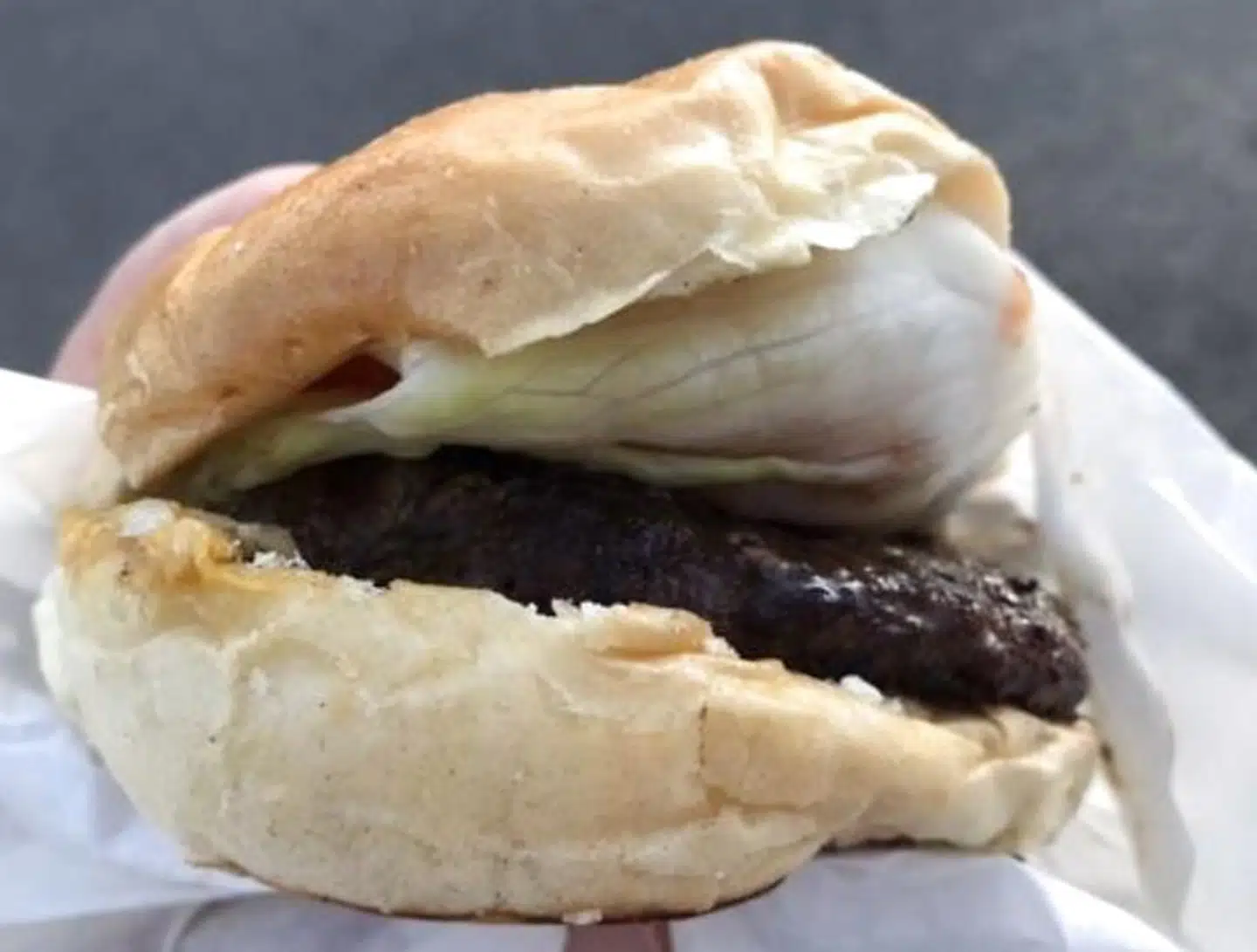 Der er knald på, på Tommi's Burger Joint – og det kan man se på de ganske ramponerede burgere. Men den smager godt.