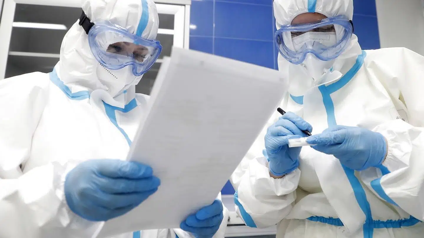 Verden over er forsøg med malariamedicinen klorokin blevet afbrudt. Her er det lægefagligt personale på et hospital i Moskva, der tager patientprøver for covid-19.