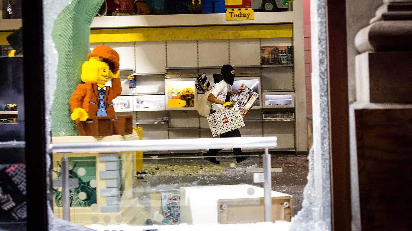 En Lego-butik på Manhattan i New York blev 1. juni plyndret af demonstranter. Nu er der blevet spredt en historie på nettet om, at Lego ikke længere vil sælge legetøj med polititema. Men det er ikke i overensstemmelse med virkeligheden, skriver Legos presseafdeling til Berlingske.