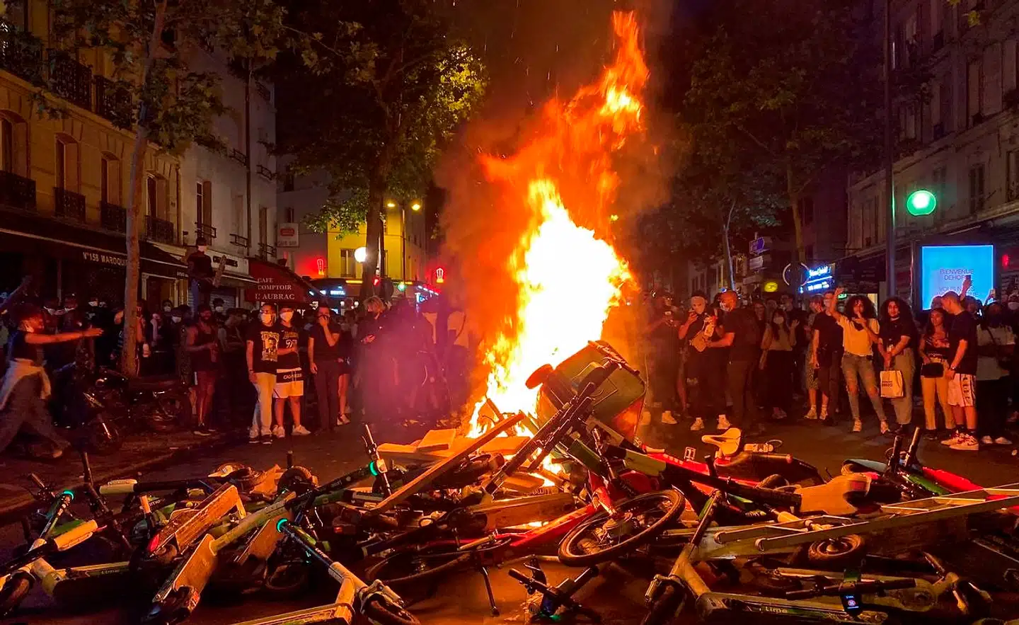 Tirsdagens demonstration mod den politivold, der for fire år siden kostede en ung franskmand med maliske rødder livet, endte i voldsomme uroligheder i Paris. Her har demonstranter bygget en barrikade af bycykler og elløbehjul.
