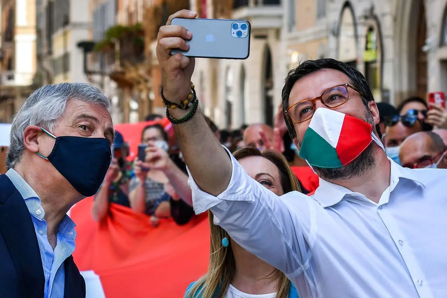 Lederen af det højrenationale parti Lega, Matteo Salvini, tager en selfie sammen med tidligere EU-Parlamentsformand Antonio Tajani og Fratelli d'Italia-frontkvinden Giorgia Meloni. De italienske højrefløjsledere er under massiv kritik for at have tilsidesat sikkerhedshensyn under tirsdagens demonstration i Rom.