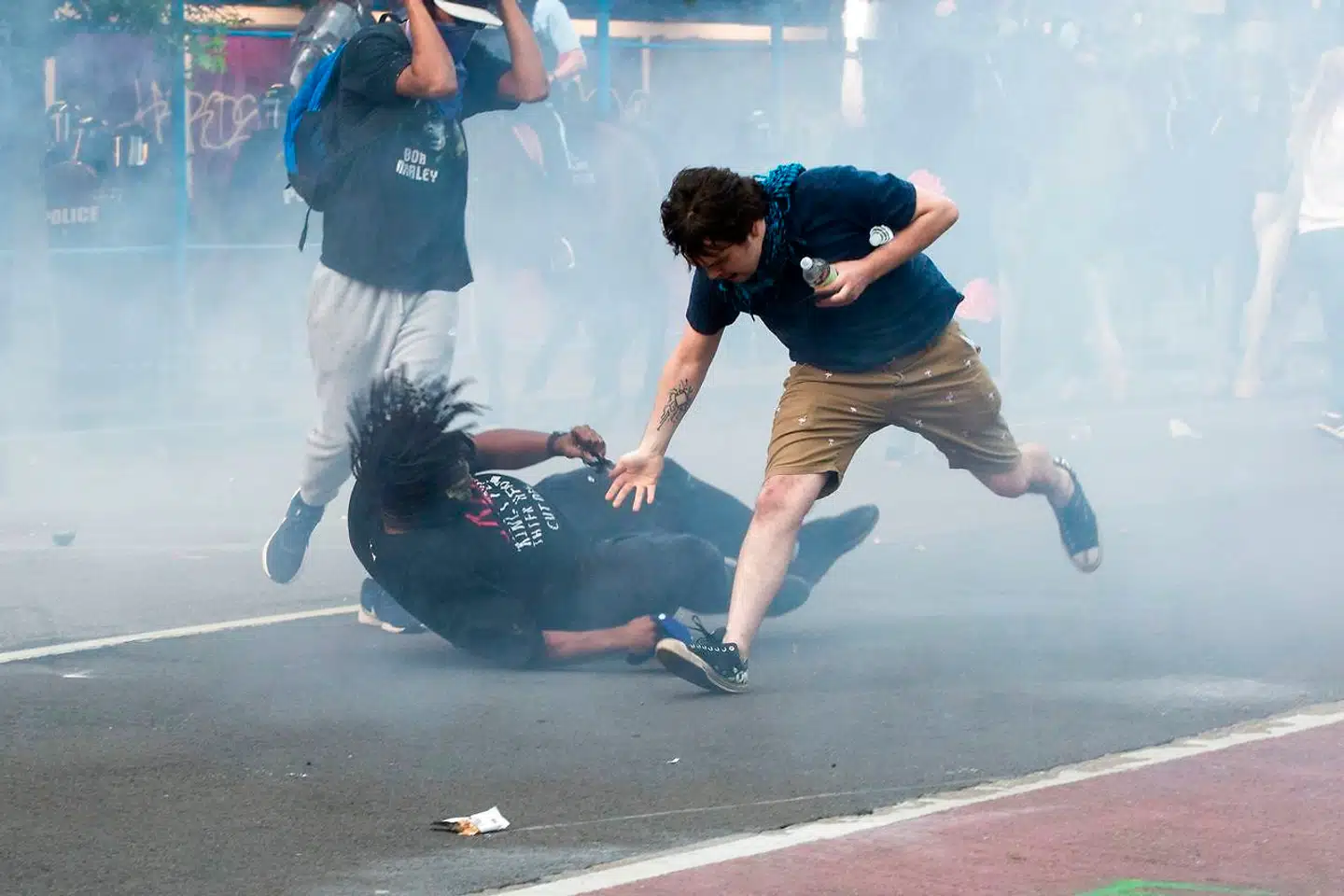 Fra den ellers fredelige demonstration i mandags foran Det Hvide Hus, hvor politiet pludselig med magt ryddede gaden, så Trump kunne blive fotograferet foran St. John's-kirken med en bibel i hånden.