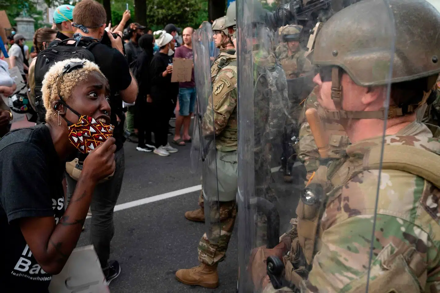 Forsvarsminister Mark T. Esper beordrede tilbagetrækning af soldater fra nationalgarden fra Washington, D.C. onsdag eftermiddag. Men Trump blev rasende og pressede sin forsvarsminister til at omgøre beslutningen. Derfor var de på gaden i hovedstaden.