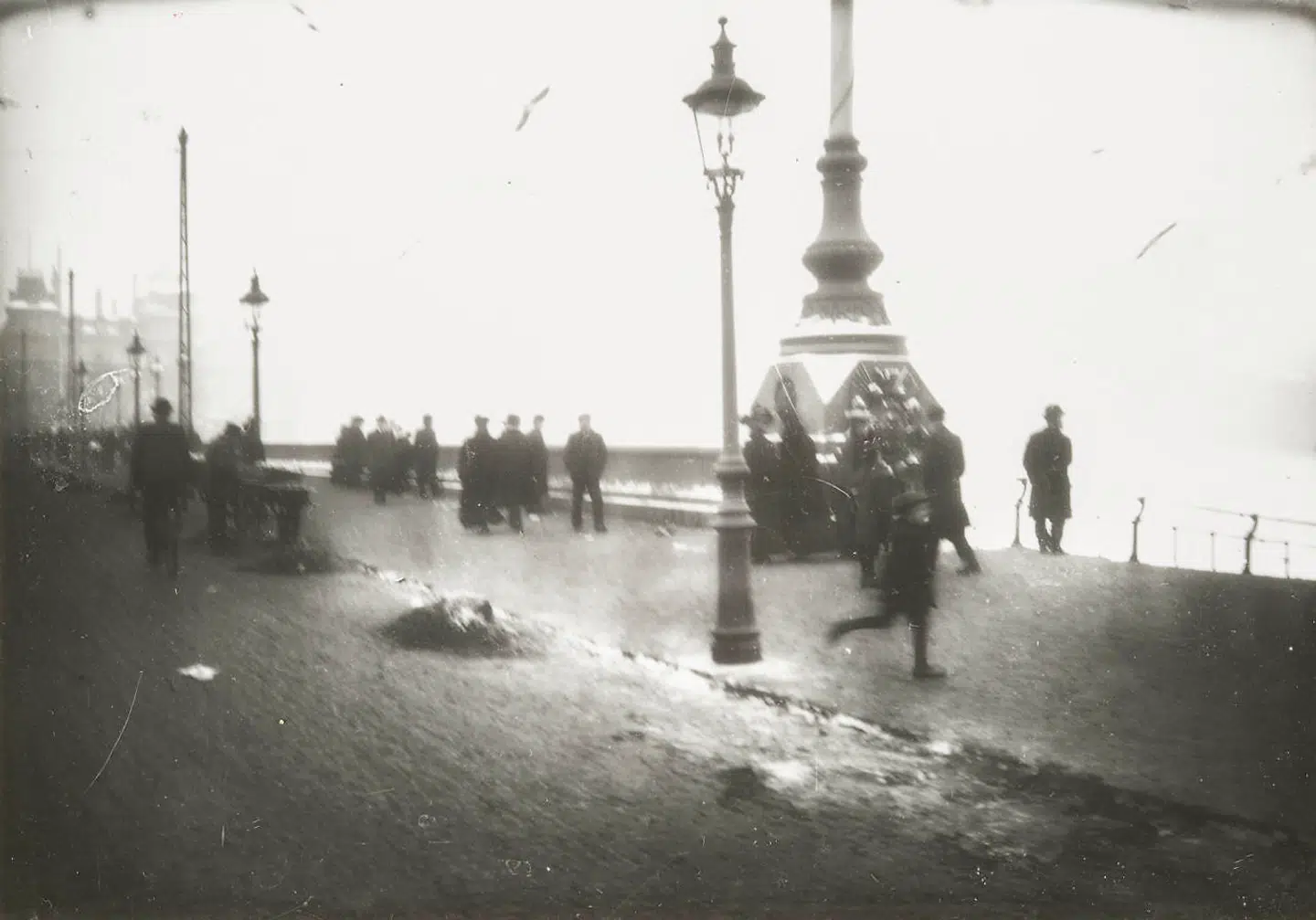 Paul Fischer fotograferede byen og malede i hjemmet efter fotografierne. Der er bevaret 5.000 af hans fotografier. Her ses Dronning Louises bro.