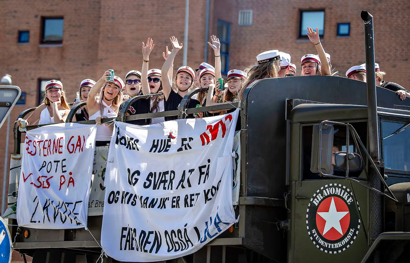 »Jeg har den ufatteligt glædelige nyhed til studenterne, at ja, de kan faktisk godt køre i vogn,« lyder det fra børne- og undervisningsminister Pernille Rosenkrantz-Theil (S). Meddelelsen vækker glæde hos Danske Gymnasieelevers Sammenslutning. Billedet er fra Aalborg i sommeren 2018.