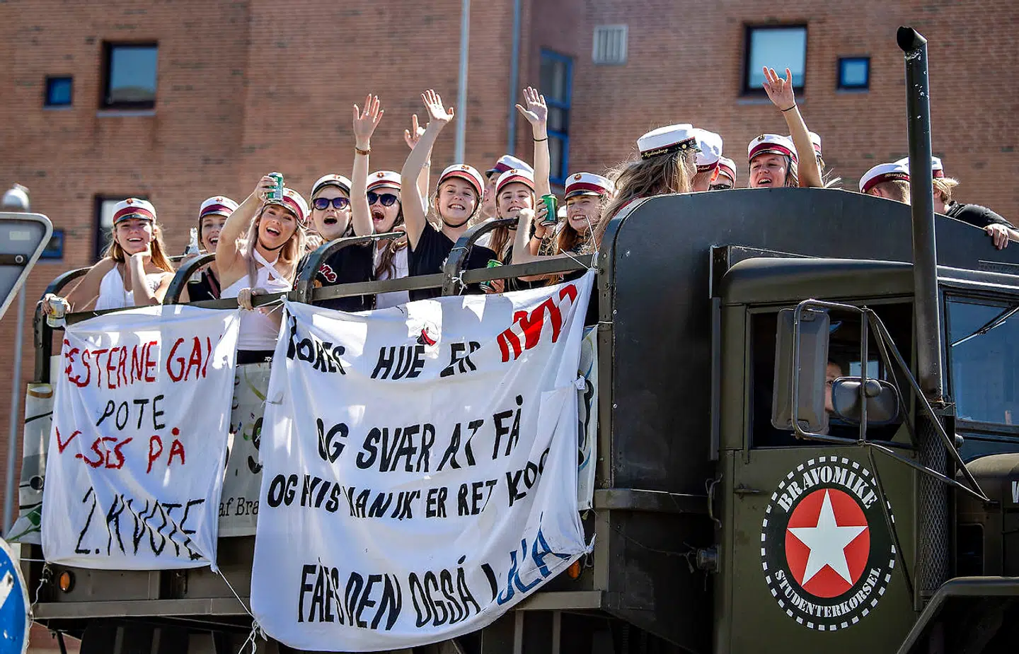 »Jeg har den ufatteligt glædelige nyhed til studenterne, at ja, de kan faktisk godt køre i vogn,« lyder det fra børne- og undervisningsminister Pernille Rosenkrantz-Theil (S). Meddelelsen vækker glæde hos Danske Gymnasieelevers Sammenslutning. Billedet er fra Aalborg i sommeren 2018.