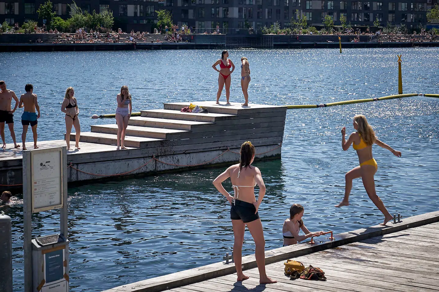 Smitten er stabil på omkring 100 indlagte. Men Berlingskes eksperter advarer mod at tro, at virussen er overstået.