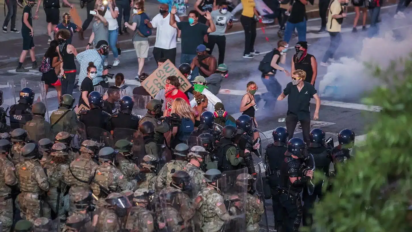 Politi og soldater er sat ind i Atlanta i Georgia under optøjerne i USA, der er brudt ud, efter at afroamerikaneren George Floyd døde i politiets varetægt. Danske politikere er uenige om, hvorvidt Danmark skal skride til handling.