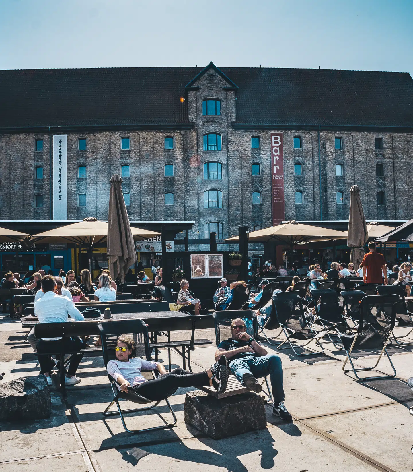 Nu er der igen basis for at henlægge frokosten eller middagen til et af byens madmarkeder – her Broens Gadekøkken på Strandgade.