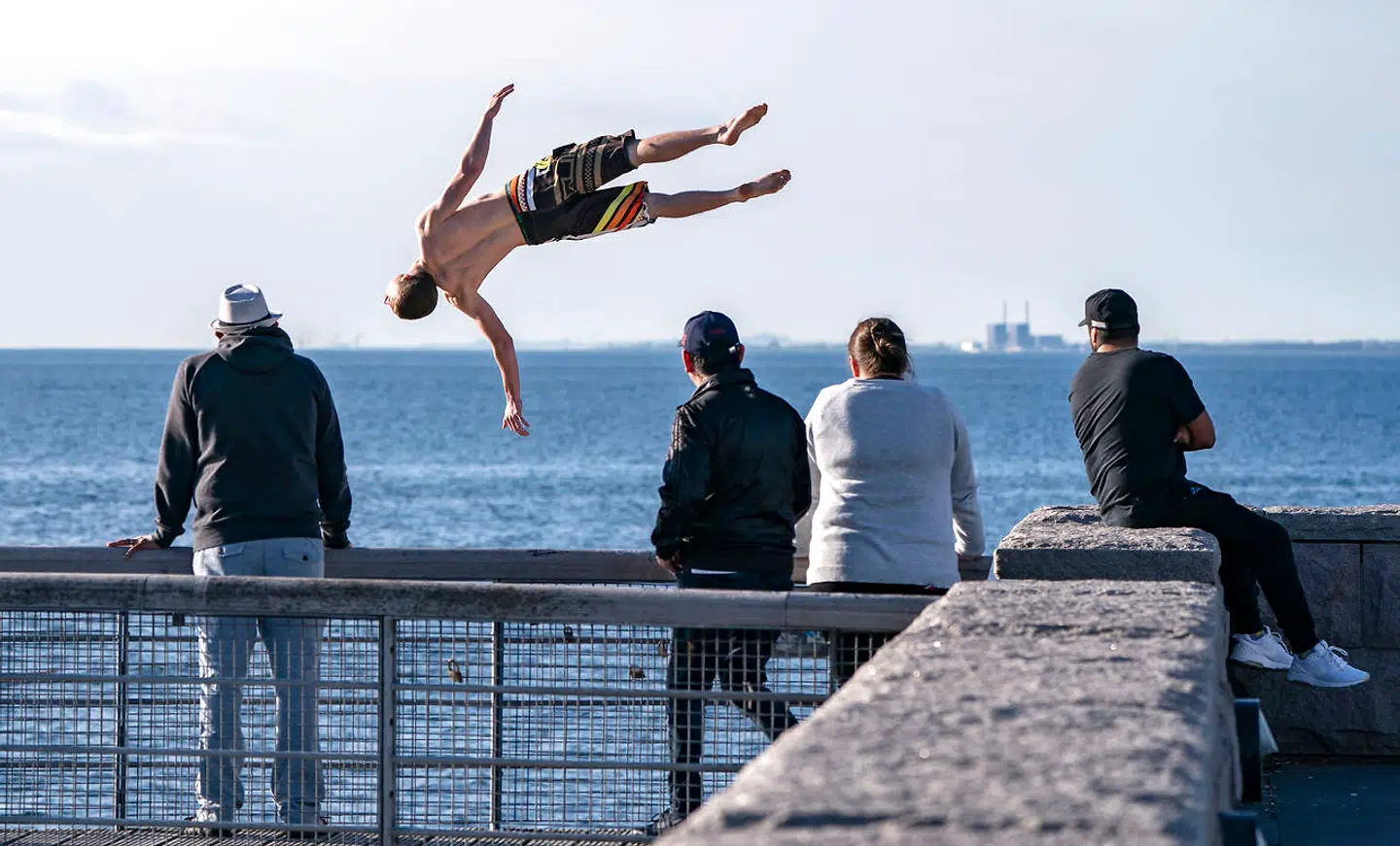 Danskere var i årtier vrede over det nu lukkede atomkraftværk Barsebäck, der anes i horisonten, mens svenskerne på det seneste har luftet en vrede over dansk spildevand i Øresund. Nu vil en dansk og en svensk politiker gribe ind.