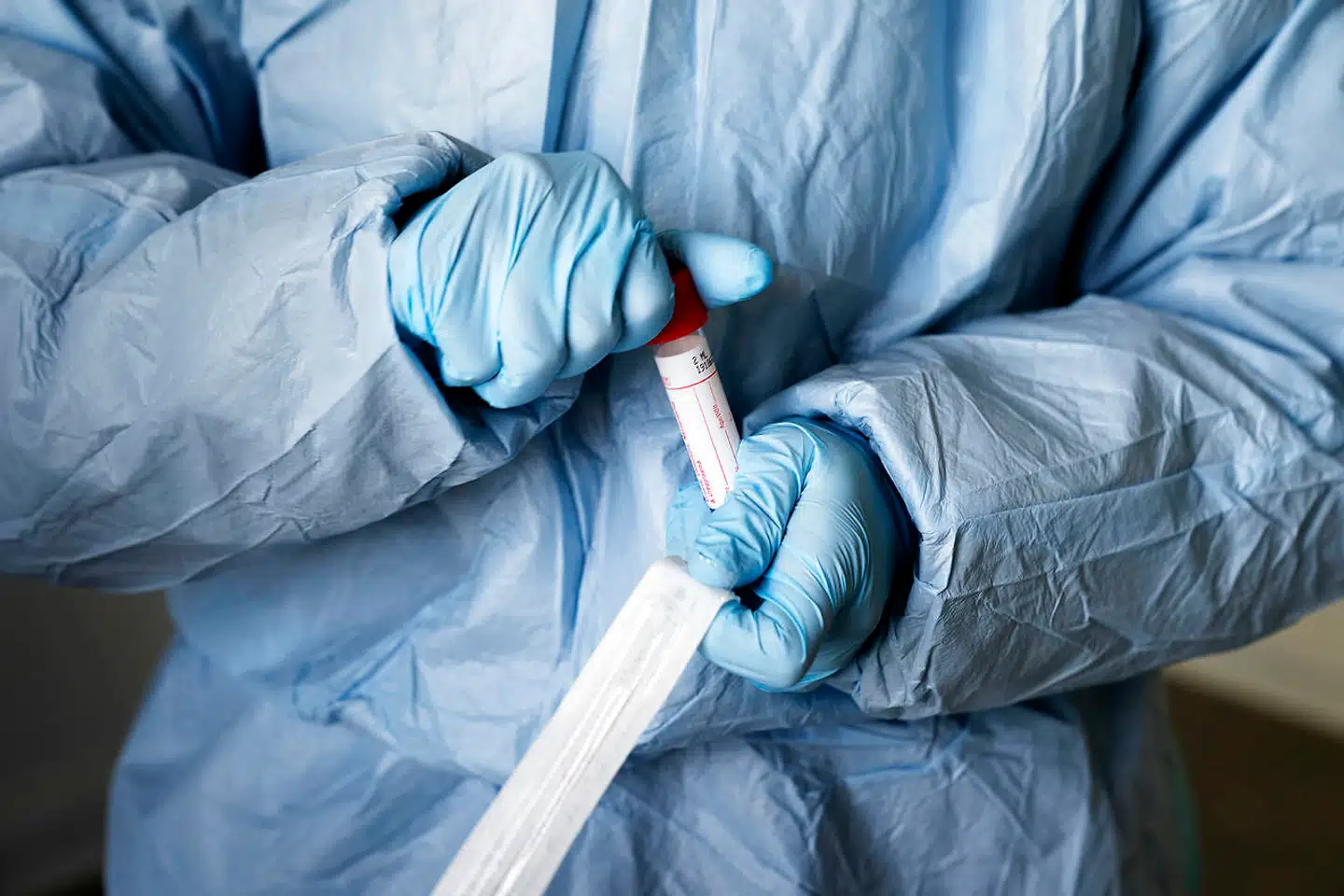 Arkivfoto. Sundhedspersonale viser en COVID-19-test på Roskilde Sygehus. Der er kommet 46 nye smittetilfælde.