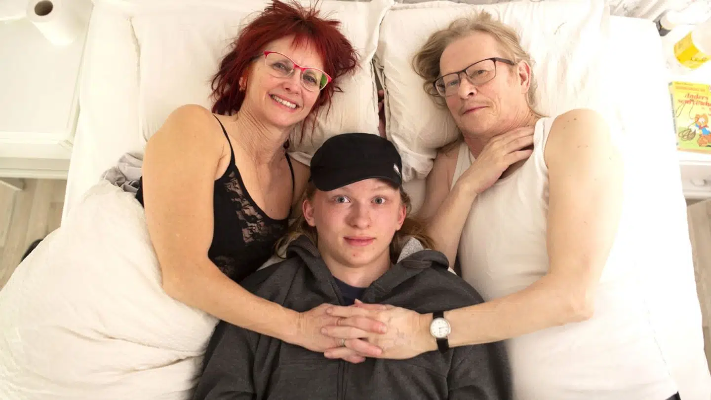 »Vel er Sussi for meget, når hun uopfordret forsyner 16-årige Lukas med kondomer, uopfordret fortæller om partnerbytte og uopfordret viser nøgenbilleder eller røde strømpebånd til en fest, der egentlig er for hans venner. Men måske virker hun som så stor en mundfuld, fordi vi er vant til at være alt for lidt for hinanden,« skriver Anne Sophia Hermansen, kulturredaktør på Berlingske, i en mediekommentar om DR3-serien »Pludselig boede jeg hos Sussi og Leo«.